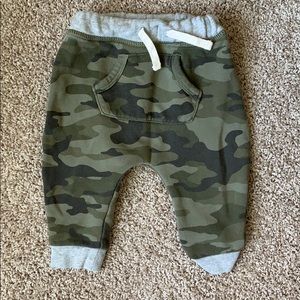 GAP size 6-12 months boys cargo sweatpants
